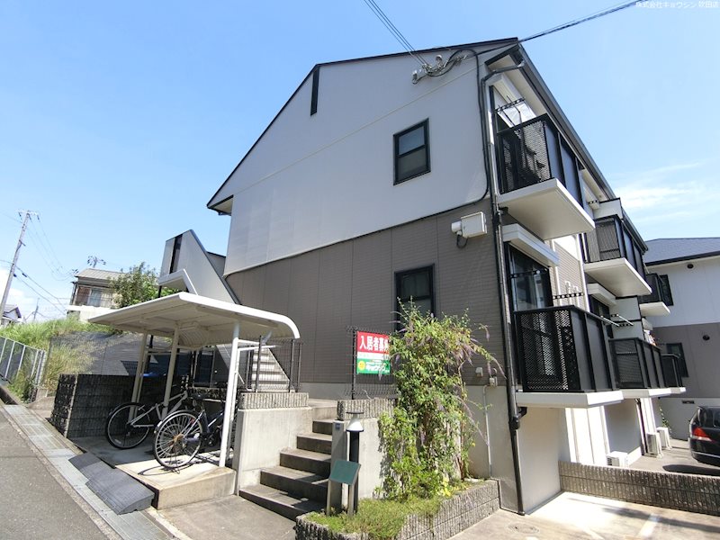 建物外観　閑静な住宅街に佇むハイツです。