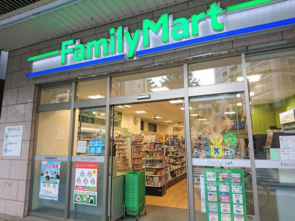 コンビニ　ファミリーマート中野駅南店（コンビニ）まで490m