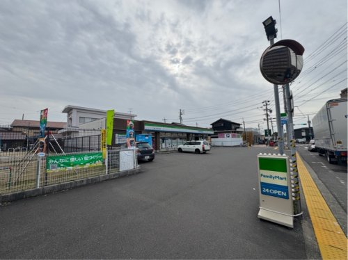 コンビニ　ファミリーマート（コンビニ）まで487m