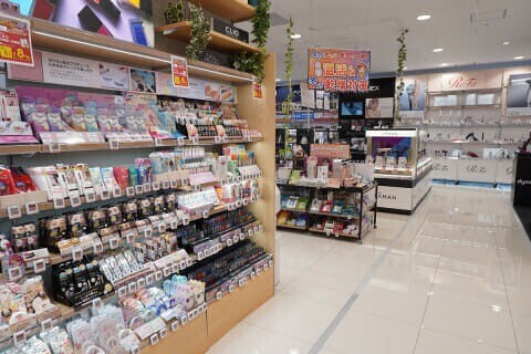 ドラックストア　ビックドラッグ千葉駅前店（ドラッグストア）まで587m