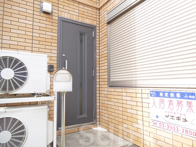 エントランス　101号室のドア前には郵便ポストが！