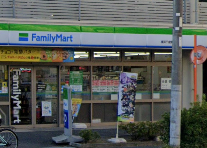 コンビニ　ファミリーマート（コンビニ）まで159m