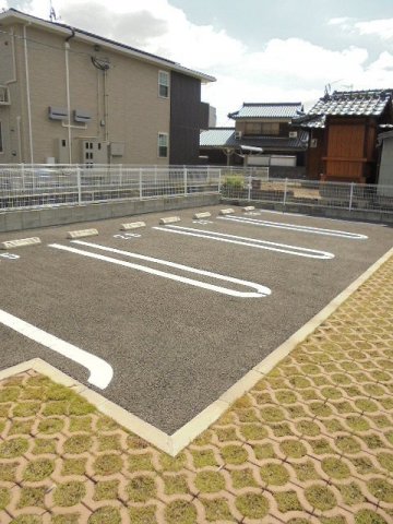 駐車場　駐車場があるので、車を買う予定の方も安心です