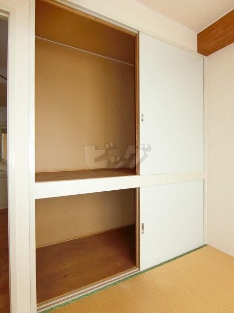 収納　衣類や布団の収納に便利な押入れが付いています！