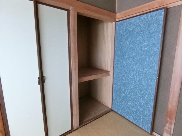 収納　1階の和室には収納が2つあり荷物の整理整頓に便利です♪