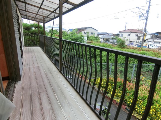 バルコニー　3つのお部屋から移動できるバルコニー♪屋根も大きく洗濯物も干