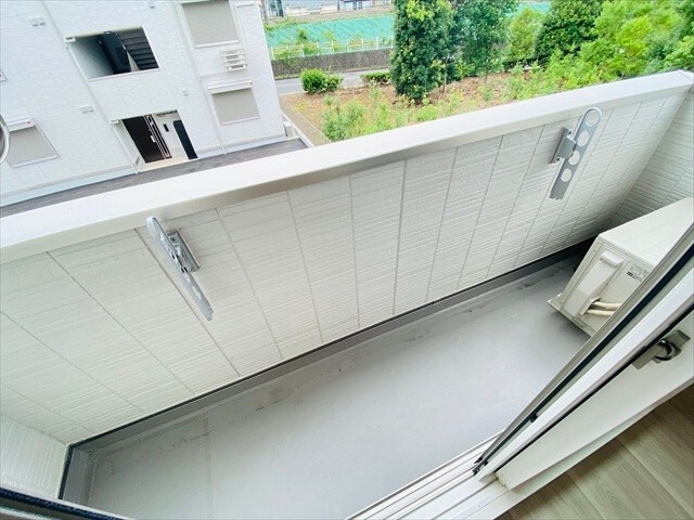 バルコニー　同一建物内２０３号室内装写真転載