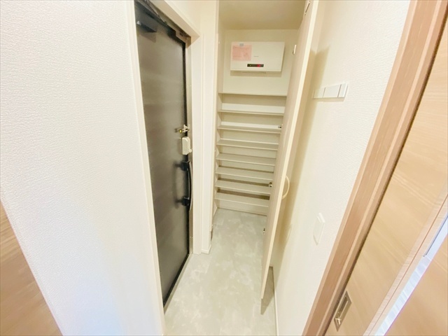 玄関　同一建物内２０３号室内装写真転載