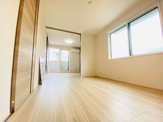 居室・リビング　同一建物内２０３号室内装写真転載