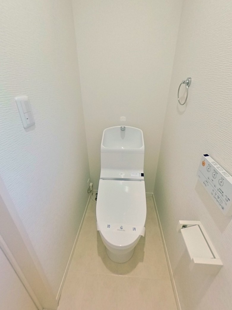 トイレ　写真：設備同仕様の別物件です