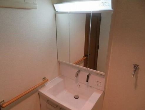 洗面設備　シャンプードレッサーの独立洗面台です