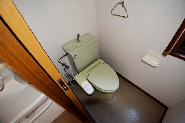 トイレ　シンプルで掃除のしやすいトイレです♪