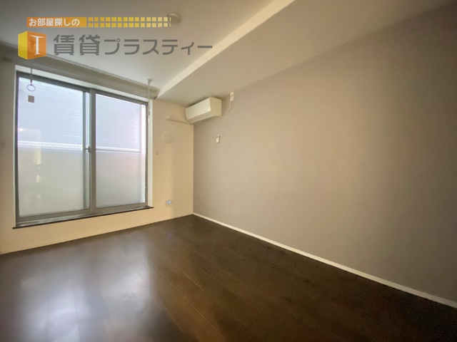 居室・リビング　暖かみのある新築のお部屋で新しい生活をスタート
