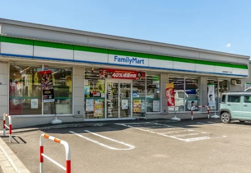 コンビニ　ファミリーマート札幌南郷通18丁目店（コンビニ）まで101m