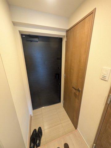 玄関　※同タイプの間取りの反転タイプとなります。現況優先です。
