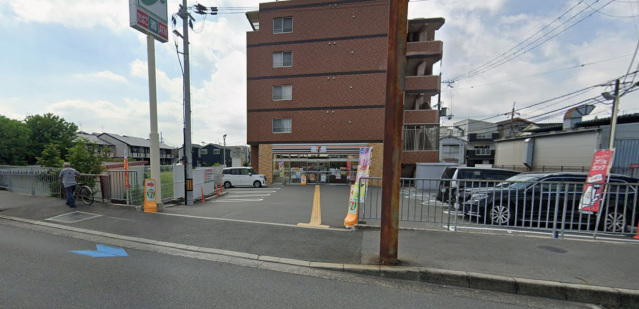 コンビニ　セブンイレブン茨木西田中町店（コンビニ）まで107m