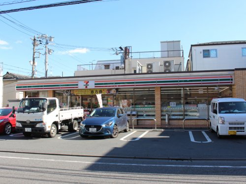 コンビニ　セブンイレブン 荒川東尾久4丁目店（コンビニ）まで136m