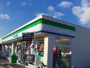 コンビニ　ファミリーマート（コンビニ）まで620m