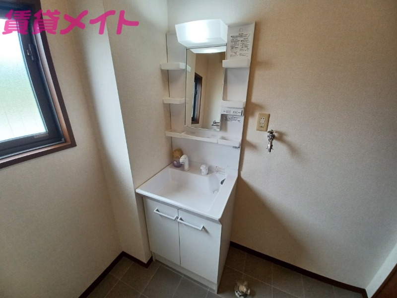 洗面設備　別部屋反転参考写真です