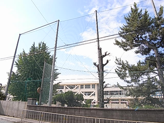 小学校　香芝市立二上小学校（小学校）まで581m