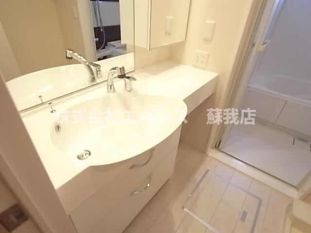 洗面設備　独立洗面化粧台です