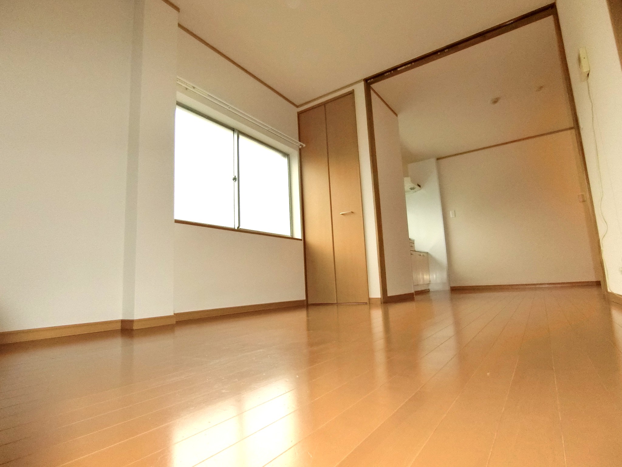 居室・リビング　収納を完備した明るい窓のある広々としたリビングです☆
