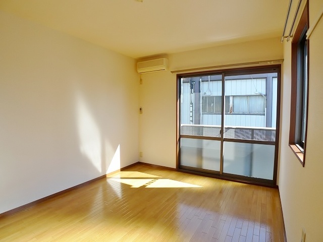 Bonheur愛宕JKLの居間写真