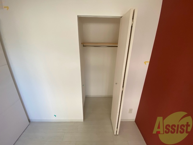 収納　クローゼットを開けてみました。奥行きがありますね。