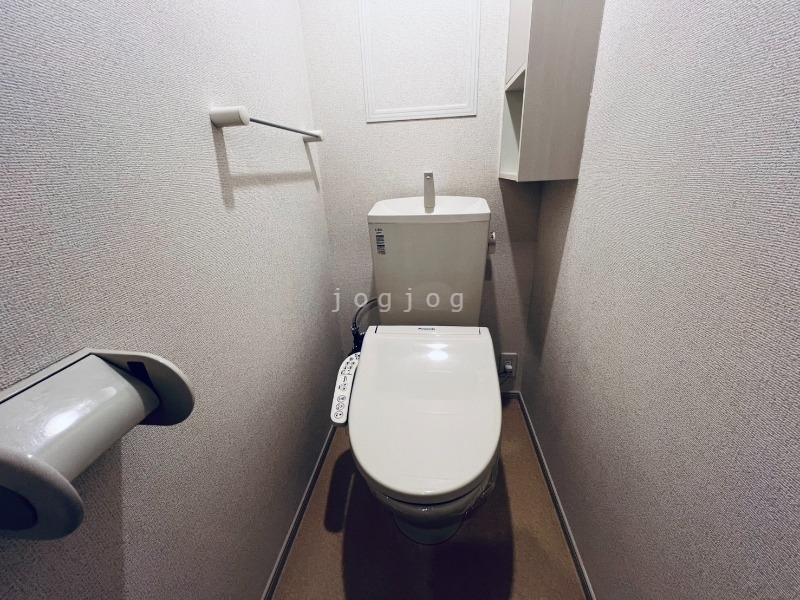トイレ　嬉しい温水洗浄便座付きのトイレです。