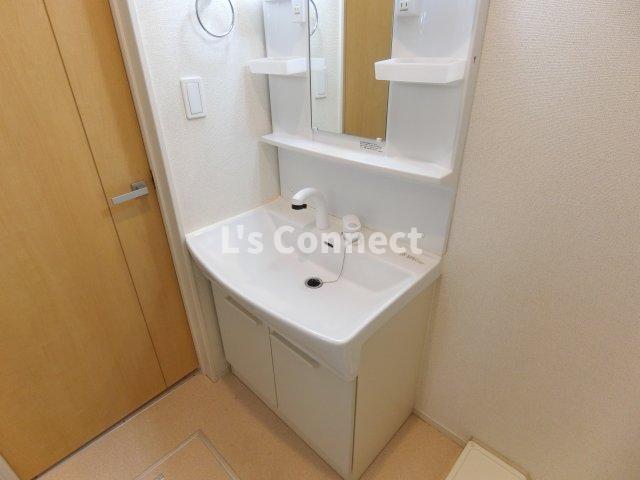 洗面設備　朝の支度もスムーズな独立洗面台。