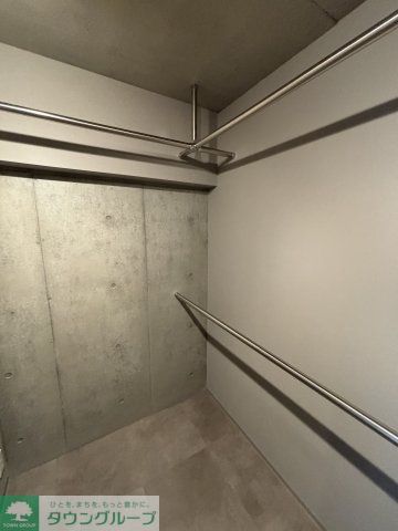 バルコニー　★奇数階・偶数階で木材や壁の色が異なります。