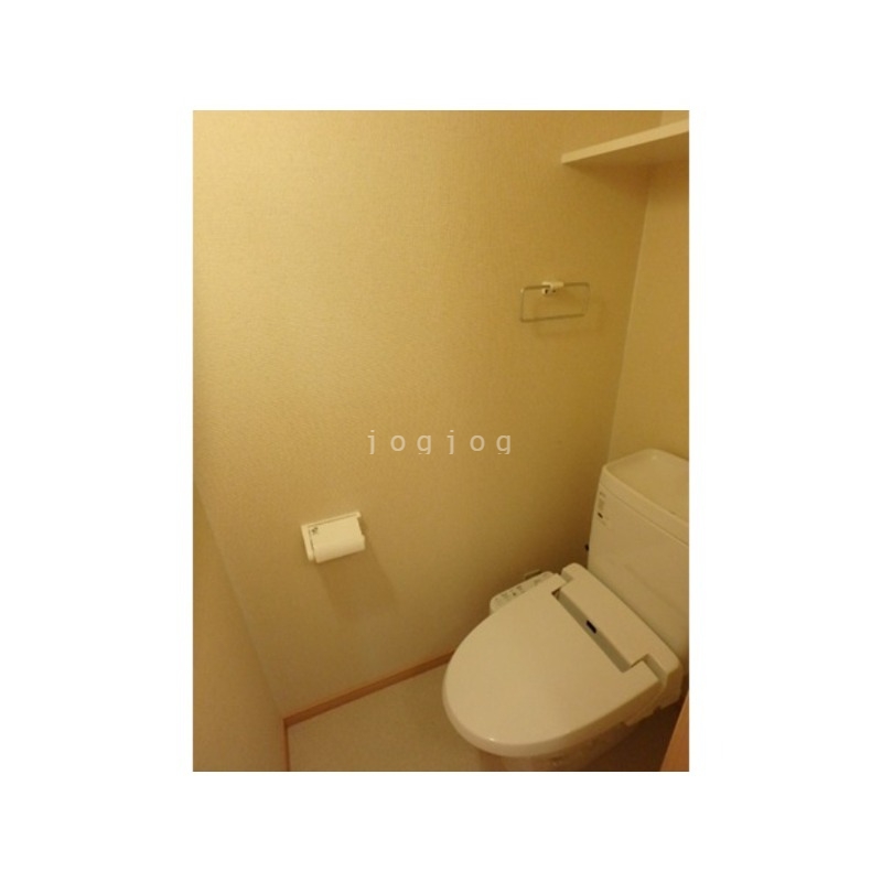 トイレ　嬉しい温水洗浄便座付きのトイレです。