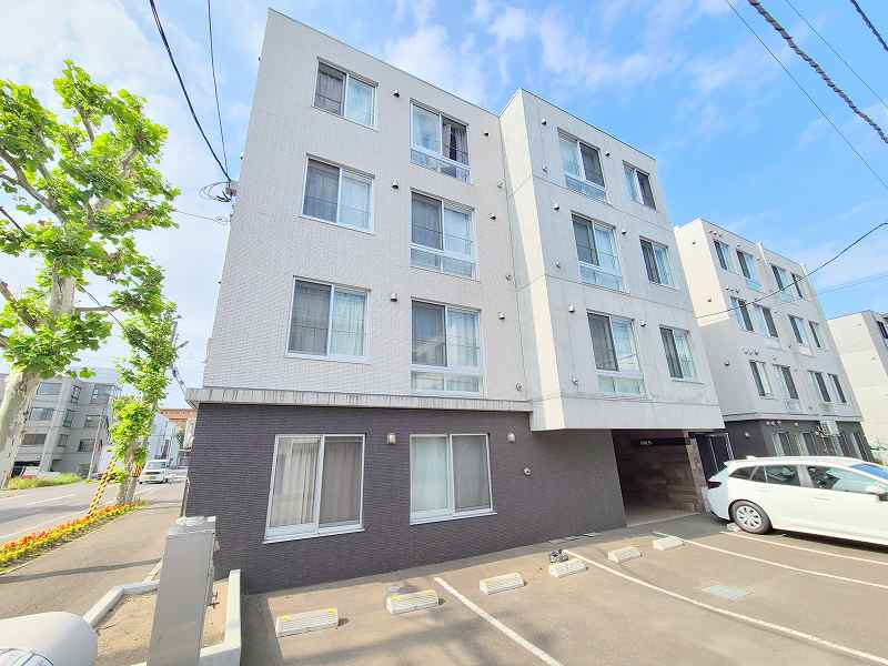 札幌市北区北三十二条西のマンションの建物外観