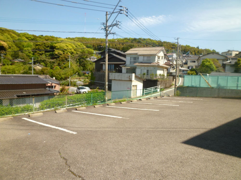 【長崎市田上のマンションの駐車場】