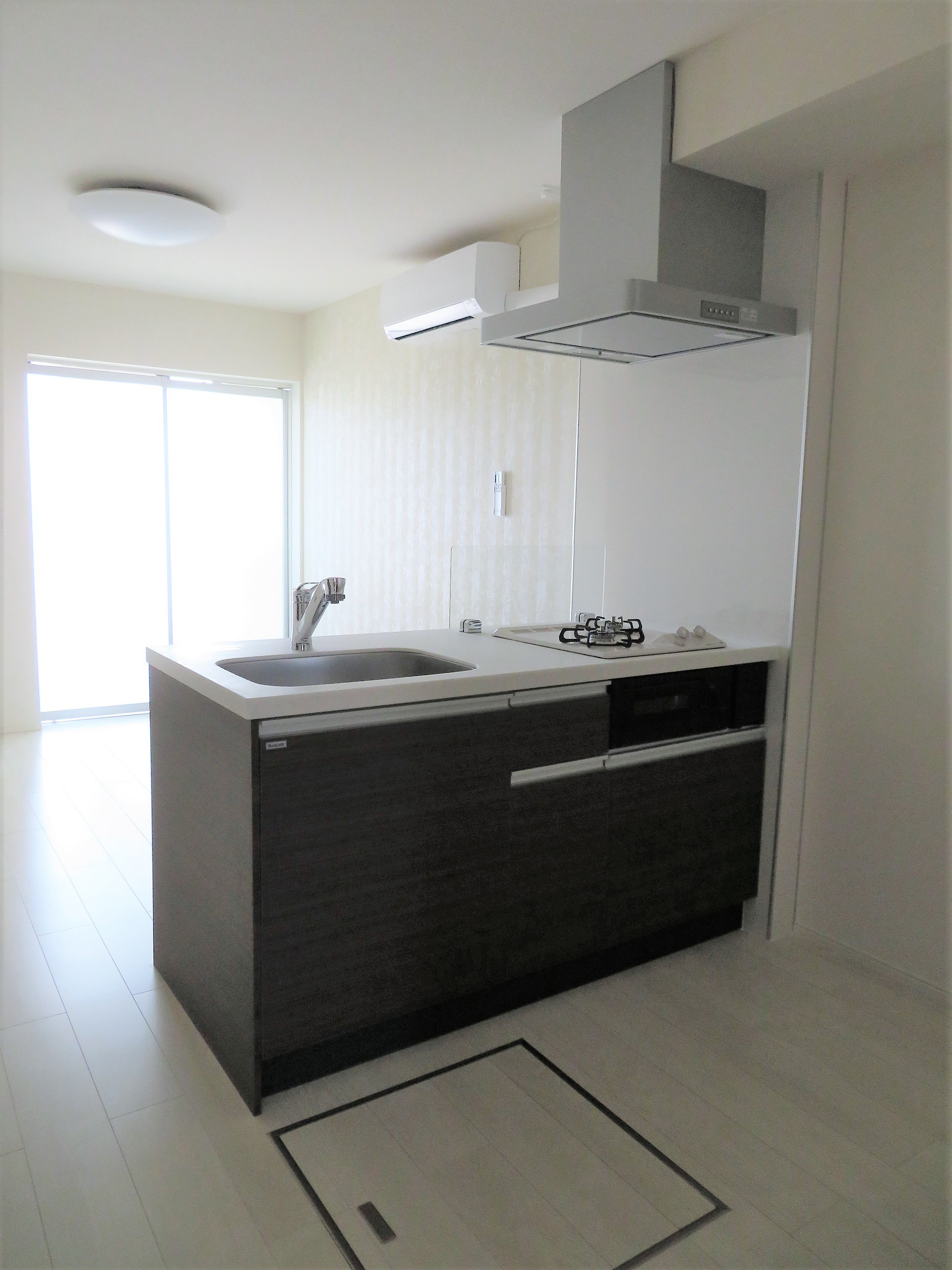 キッチン　システムキッチンを搭載。コンロ・グリル搭載です！