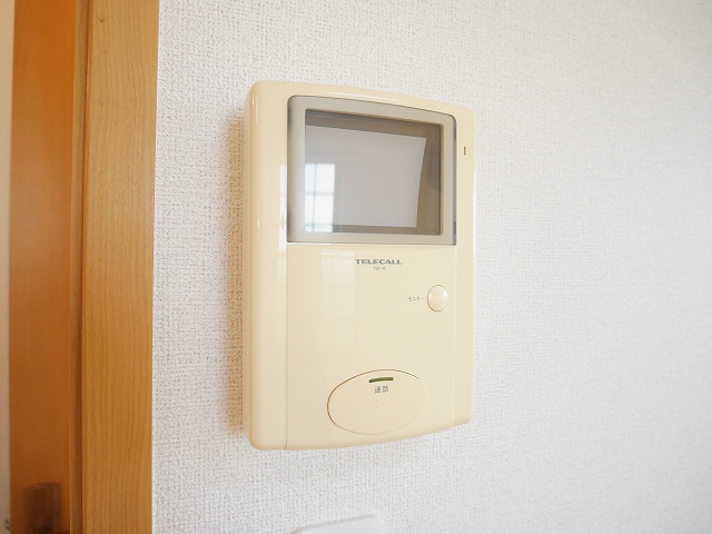 セキュリティ　TVインターホンで室内から来客者を確認することができます。