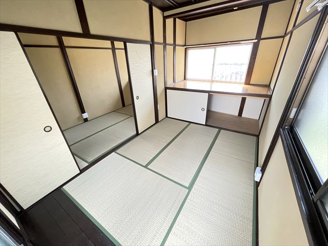 山本町北8丁目貸家の居間写真