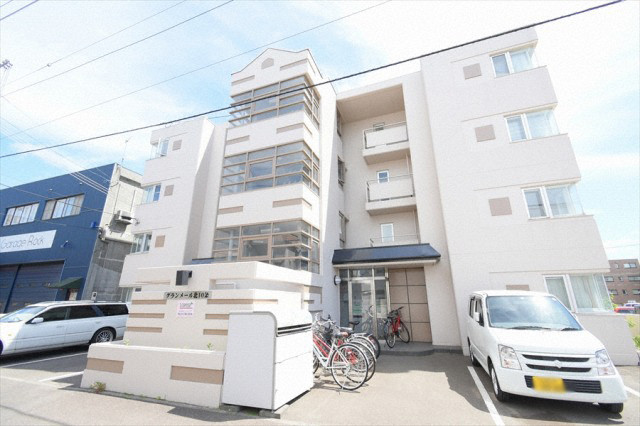 札幌市中央区北十条西のマンションの建物外観