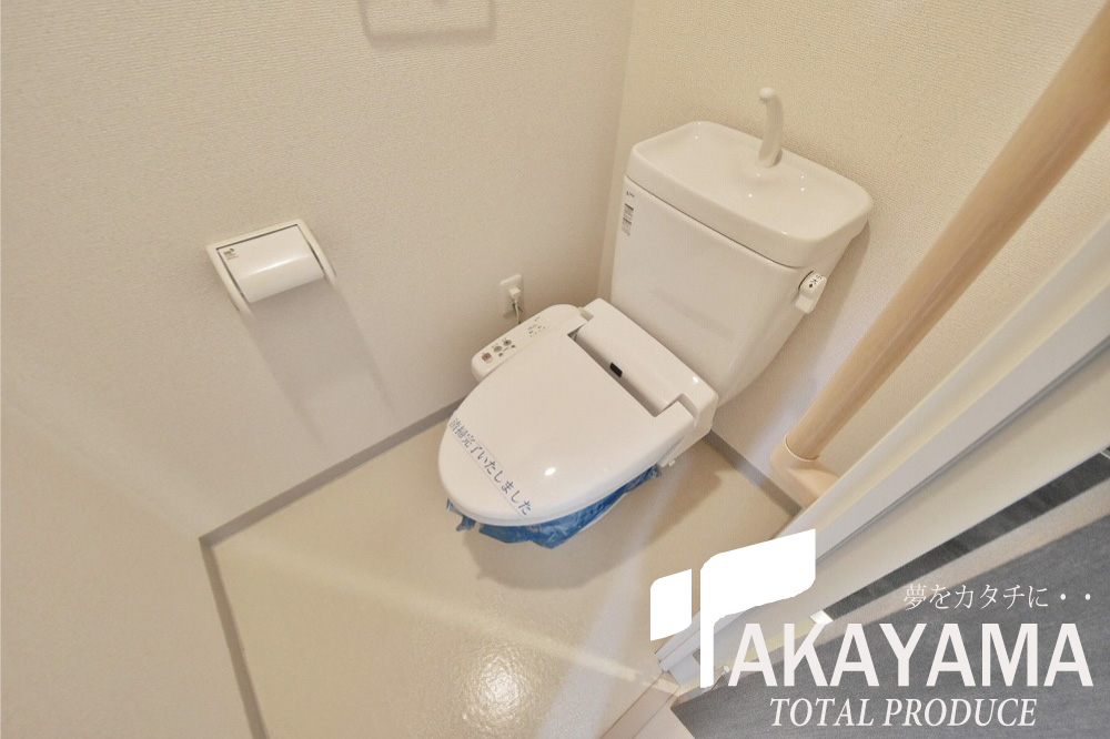 バルコニー　トイレ、ウォシュレット＋上棚付きのキレイなトイレです★