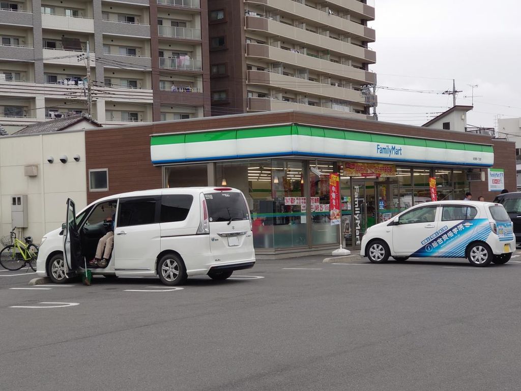 コンビニ　ファミリーマート 本庄駅南一丁目店（コンビニ）まで580m