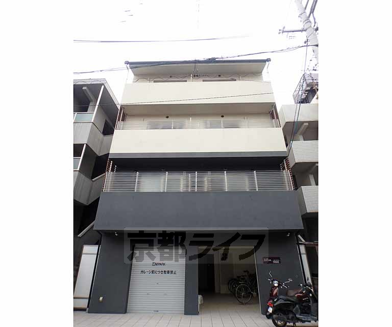 京都市中京区壬生土居ノ内町のマンションの建物外観