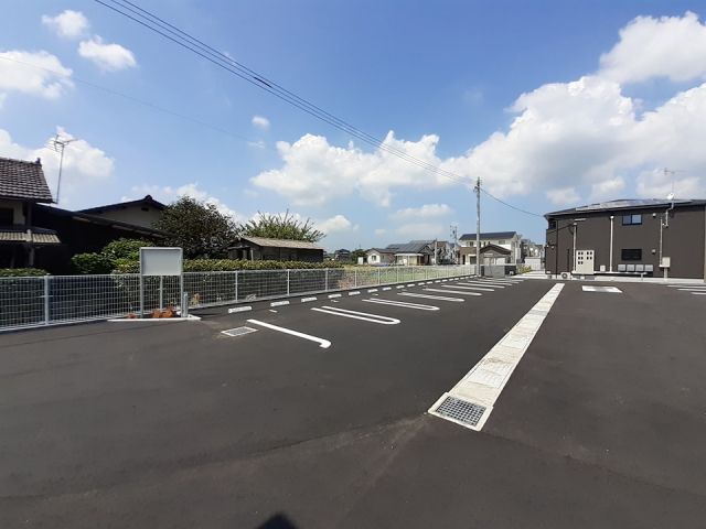 【直方市大字感田のアパートの駐車場】