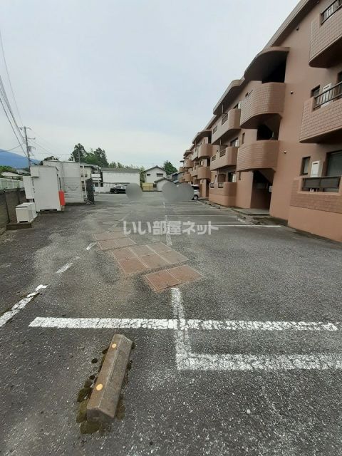 【富士宮市宮原のマンションの駐車場】