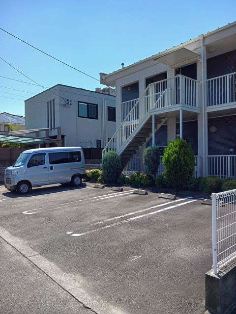 【松山市山越のアパートの駐車場】