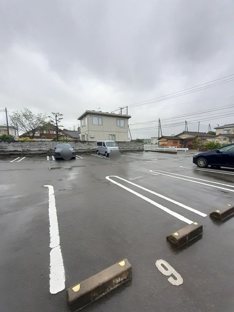 【新発田市荒町のアパートの駐車場】