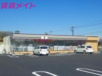 【四日市市羽津町のアパートのコンビニ】