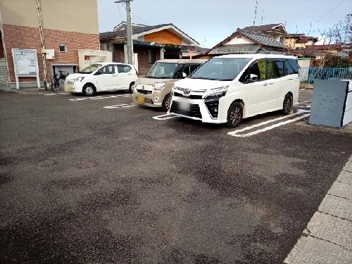 【レオネクスト川原１の駐車場】