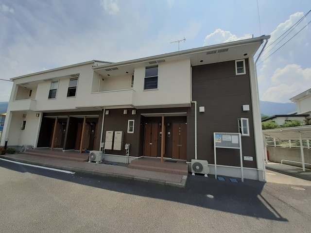 四国中央市豊岡町大町のアパートの建物外観