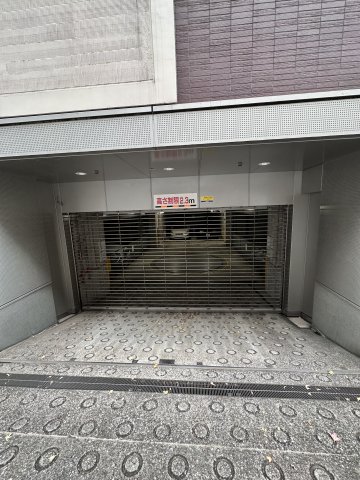 【横浜市中区太田町のマンションのエントランス】