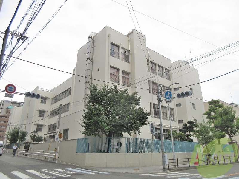 【大阪市中央区和泉町のマンションの小学校】